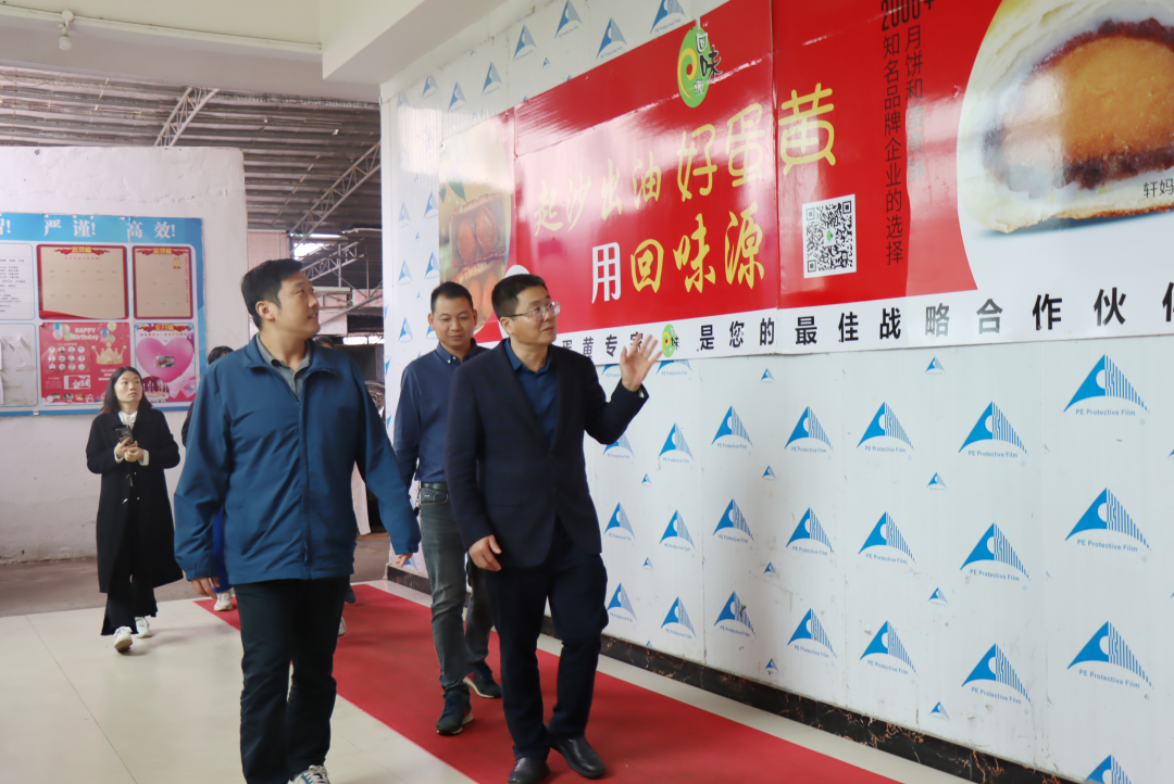 熱烈歡迎江高鎮(zhèn)政府領(lǐng)導(dǎo)蒞臨我司考察調(diào)研指導(dǎo)工作！(圖3)
